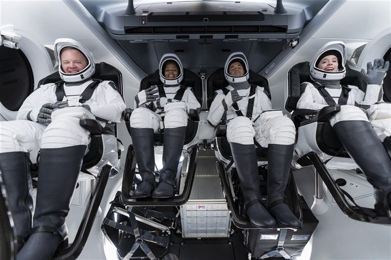 SpaceX本週將載送一支由4位平民組成的團隊飛向太空。(圖取自twitter.com/SpaceX)