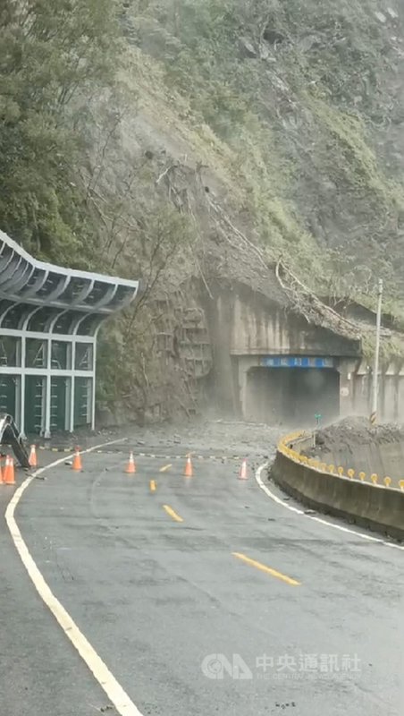 高雄山區土質鬆軟不穩定,台20線南橫公路梅蘭明隧道口13日下午邊坡滑落大量土石。(公路總局第三區養護工程處甲仙工務段提供)中央社記者蔡孟妤傳真 110年9月13日