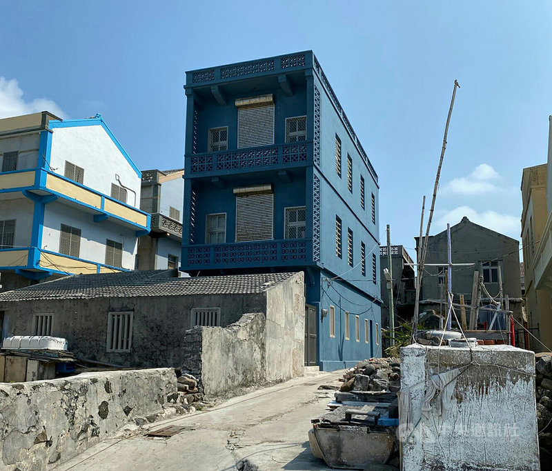 澎湖縣政府推動「將軍嶼城市色彩計畫」,為老舊建物增添新生命,營造環境美感,今年4月完成第一期4戶民宅彩繪。(澎湖縣政府提供)中央社 110年9月13日