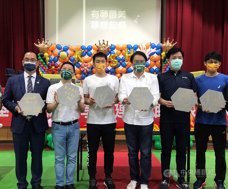 東京奧運男子羽球雙打金牌選手李洋(左3)、教練陳宏麟(右)及基隆市長林右昌(右3)13日下午一同回到母校基隆高中,受到師生熱烈歡迎,3人在石板上簽名並寫下鼓勵話語,期能一步一腳印美夢成真。中央社記者王朝鈺攝 110年9月13日