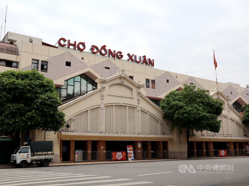 越南河內市有望於近日鬆綁COVID-19防疫行動限制,市內的同春市場(Cho Dong Xuan)在疫情前是國際旅客愛造訪的購物聖地。圖為防疫管制下暫停營業的同春市場,街頭空蕩蕩一片。中央社記者陳家倫河內攝 110年9月14日