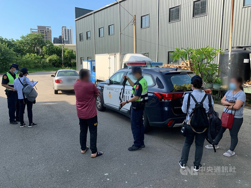 交通部公路總局苗栗監理站14日在竹南鎮一家電子廠附近查獲違規載客白牌車,司機遭罰新台幣10萬元,車牌及駕照也被吊扣。(苗栗監理站提供)中央社記者管瑞平傳真 110年9月14日