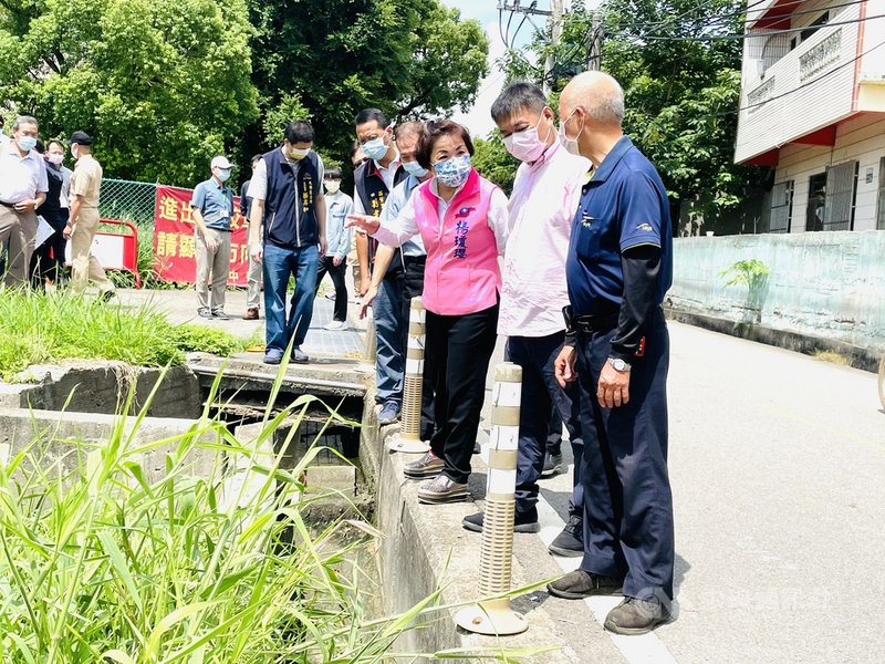 國立中科實驗高中師生進出的主要道路因路面狹窄,會車困難,國民黨立委楊瓊瓔(右3)14日邀集中科管理局、市府建設局等單位會勘,決議將兩側側溝加蓋拓寬。(楊瓊瓔服務處提供)中央社記者郝雪卿傳真 110年9月14日