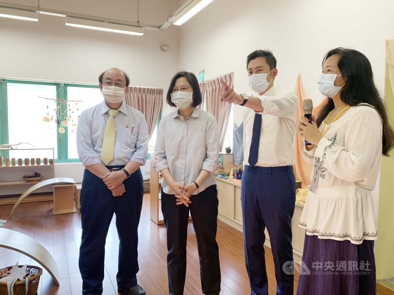 總統蔡英文(左2)、新竹市長林智堅(右2)、民進黨立委柯建銘(左)14日參訪華德福實驗幼兒園,關心孩子的學習環境。中央社記者郭宣彣攝 110年9月14日
