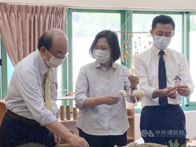 總統蔡英文(中)、新竹市長林智堅(右)、民進黨立委柯建銘(左)14日參訪華德福實驗幼兒園,體驗現場的手作遊具。中央社記者郭宣彣攝 110年9月14日