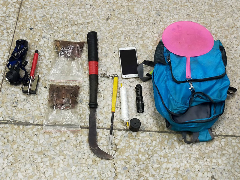 台東林管處在山區採用物聯網全時監控,13日在盜伐熱點發現異常狀況,查緝隊逮捕2名犯嫌及所竊取的牛樟芝、犯案工具,依違反森林法與竊盜等罪移送偵辦。(台東林管處提供)中央社記者李先鳳傳真 110年9月14日