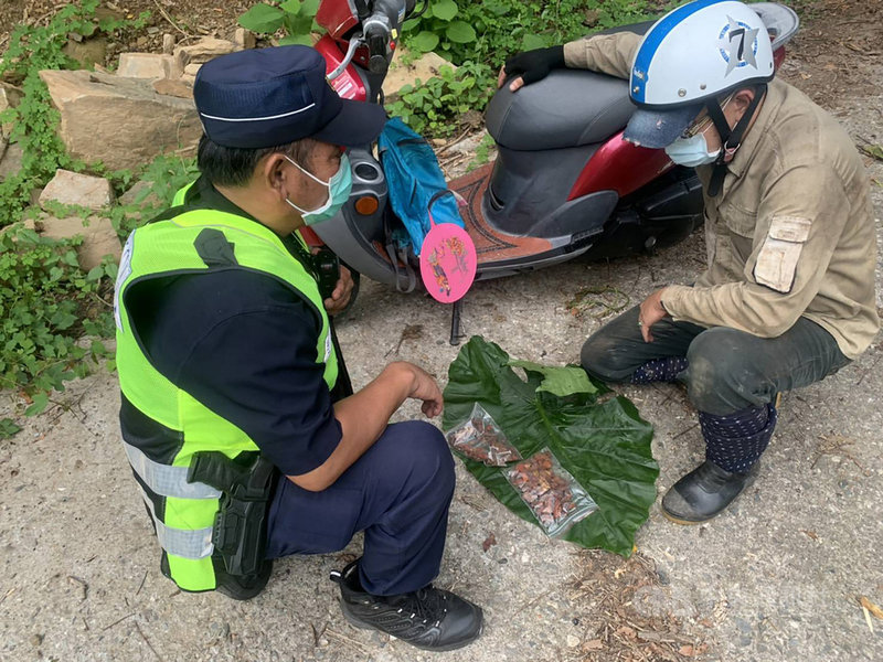 林務局台東林區管理處14日表示,關山工作站森林護管員13日接獲物聯網即時通報有異常狀況,立即趕往異常區域,發現2輛可疑機車停放,隨後通報警方一同埋伏,傍晚機車陸續下山,查緝人員攔停盤查2名騎士,騎士坦承因缺錢才冒險竊取牛樟芝變現。(台東林管處提供)中央社記者李先鳳傳真 110年9月14日
