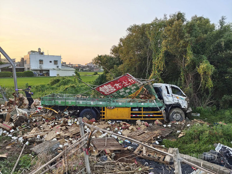 苗栗縣銅鑼鄉國道1號銅鑼交流道東側引道與新興路T字路口14日傍晚發生貨車撞擊機車事故,貨車駕駛、女騎士送醫均宣告不治,事故原因仍待警方調查釐清。中央社記者管瑞平攝 110年9月14日