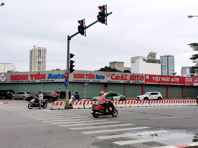 越南4月下旬爆發COVID-19本土疫情重創越南車市。圖為河內市紙橋區陳太宗(Tran Thai Tong)路上的汽車展售點因應防疫已經歇業超過2個月。中央社記者陳家倫河內攝 110年9月14日