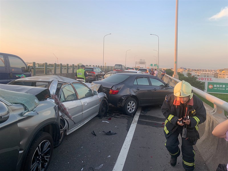 台61線西濱快速公路台中市清水路段14日發生大貨車追撞前車事故,共造成7輛車毀損,警方獲報立即到場處理。(台中市消防局提供)中央社記者蘇木春傳真 110年9月14日
