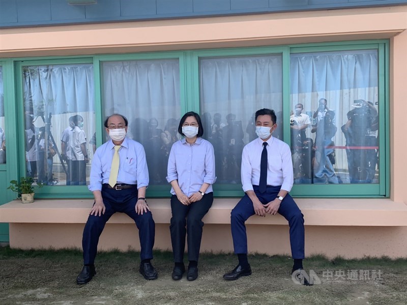 總統蔡英文(中)在新竹市長林智堅(右)、民進黨立法院黨團總召柯建銘(左)陪同下,於新竹市視察華德福實驗學校幼兒園時說,近日討論的(縣市)合併議題,是希望合併促進區域發展,確實是攸關國家整體規畫重大議題,須審慎討論。中央社記者郭宣彣攝 110年9月14日