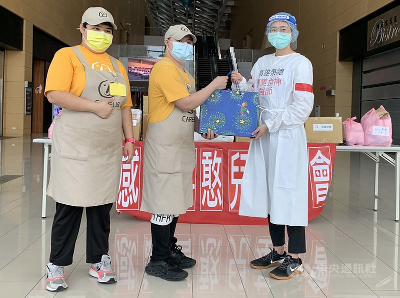 喜憨兒基金會表示,日前「喜歡你咖啡鳳山庇護商店」的憨兒帶著親手做的咖啡和月餅到高雄大型疫苗接種站,感謝醫護人員辛勞。(喜憨兒基金會提供)中央社記者蔡孟妤傳真 110年9月14日