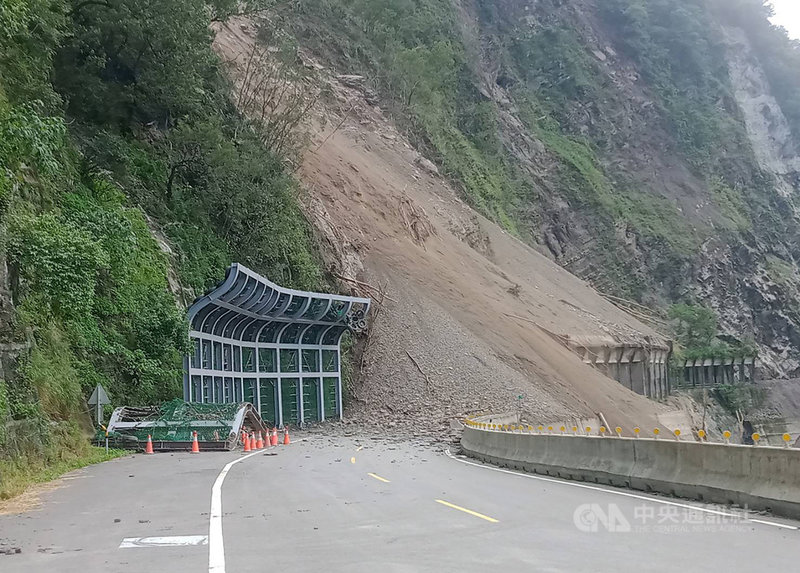 高雄市桃源區梅蘭明隧道邊坡13日起落石不斷,坍方土石將隧道覆蓋約100公尺,公路總局第三區養護工程處甲仙工務段14日表示,盼在中秋節前將隧道搶通。(公路總局第三區養護工程處甲仙工務段提供)中央社記者蔡孟妤傳真 110年9月14日