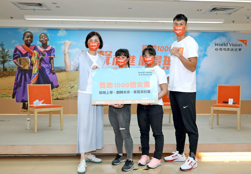 台灣世界展望會14日邀請東奧國手方莞靈(左2起)、江念欣及陳奎儒一同呼籲大眾關注全球女童困境,號召各界響應支持世展會「資助1000個女童 挺聲而進 願景無懼」行動。(台灣世界展望會提供)中央社記者吳欣紜傳真 110年9月14日