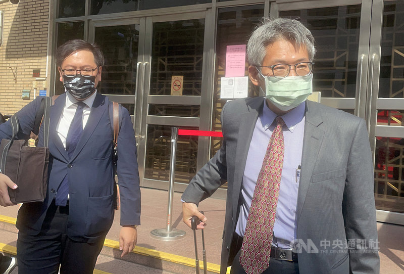 懲戒法院14日審理前公懲會委員長石木欽案,證人翁茂鍾因心臟開刀請假;監察院代表陳先成(右)與律師洪偉勝(左)庭後受訪時再強調,石木欽應該親自出庭。中央社記者劉世怡攝 110年9月14日
