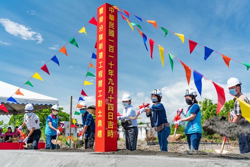 為了強化地區消防救災救護戰力,台東縣政府推動一鄉鎮一高救隊,爭取經費增設新的台東大隊豐榮分隊,14日舉行動土典禮。(台東縣政府提供)中央社記者李先鳳傳真 110年9月14日