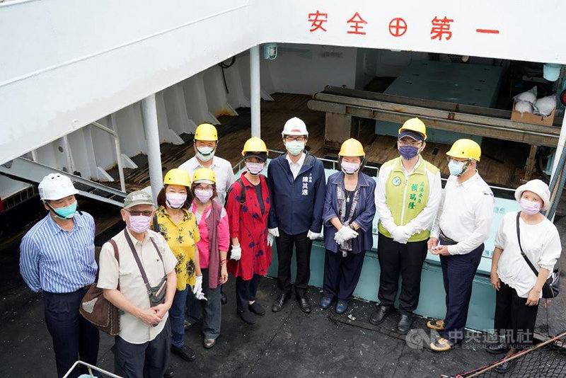 國家人權委員會主委陳菊(右4)11日與高雄市長陳其邁(右5)、監察委員紀惠容(左3)、王幼玲(左4)、王美玉(左5)等人,前往高雄旗津及前鎮漁港進行履勘,瞭解境外聘僱外籍漁工勞動條件。(人權會提供)中央社記者陳俊華傳真 110年9月14日