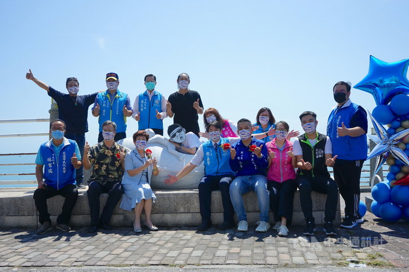 花蓮市公所與韓國蔚山廣域市締結姊妹市40週年,公所打造裝置藝術「鯨探號」,融合兩市的賞鯨文化及海洋保育理念。外交部東部辦事處長胡琪斌(前排左2)、花蓮市長魏嘉賢(前排右5)等人14日上午出席揭幕。中央社記者張祈攝 110年9月14日