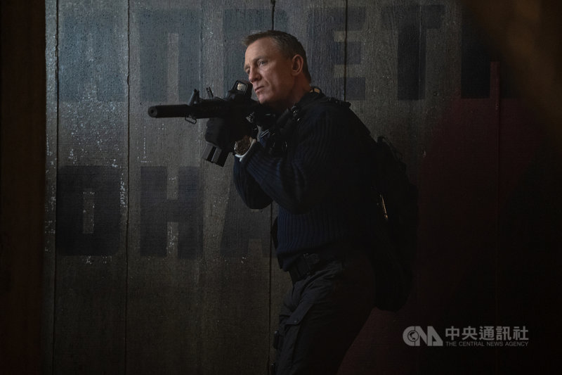 53歲丹尼爾克雷格(Daniel Craig)是史上第一個「金髮龐德」,電影「007生死交戰」是他第5部,也是最後一部詮釋迷人的英國情報員詹姆斯龐德,將為15年的龐德生涯劃下句點。(UIP提供)中央社記者葉冠吟傳真 110年9月14日