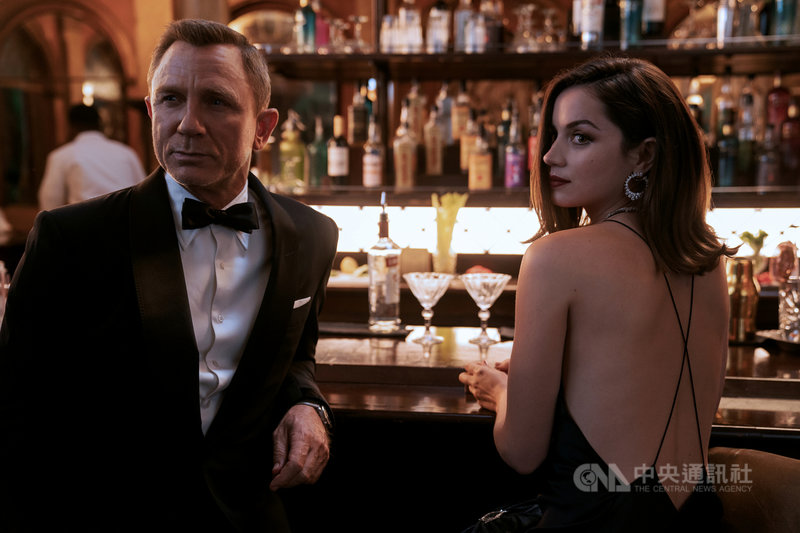 新古巴女神安娜德哈瑪斯(Ana de Armas)(右)在電影「007生死交戰」中飾演年輕古巴女探員帕洛瑪,與丹尼爾克雷格(Daniel Craig)(左)飾演的詹姆斯龐德並肩作戰。(UIP提供)中央社記者葉冠吟傳真 110年9月14日