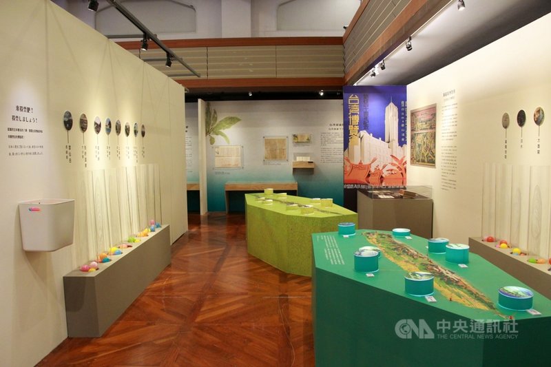 高雄市立歷史博物館舉辦「往返島嶼-1930年代台日旅情特展」,以「旅行」為題,透過遊記、地圖、明信片、老照片等典藏文物,帶領民眾穿越時光長廊,跟隨台日旅人的腳步,回顧兩地交流起始,展期即日起至11月7日。(高史博提供)中央社記者侯文婷傳真 110年9月14日