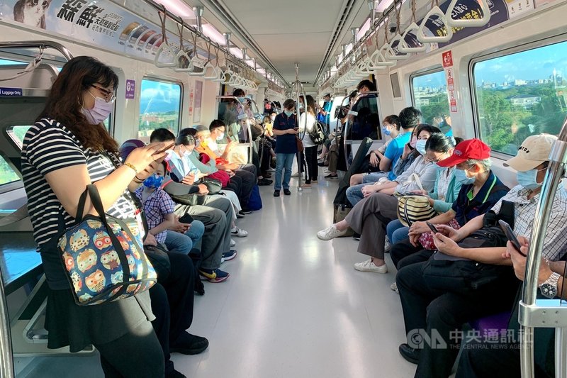 桃園大眾捷運公司14日表示,隨著疫情在7月底降為2級警戒,機捷8月、9月的假日運量比起3級警戒期間,平均每日增加約1萬2000人次以上,考量旅運需求,18日起先恢復直達車假日下午3時至晚間8時運行班距為15分鐘。(桃園大眾捷運公司提供)中央社記者吳睿騏桃園傳真 110年9月14日