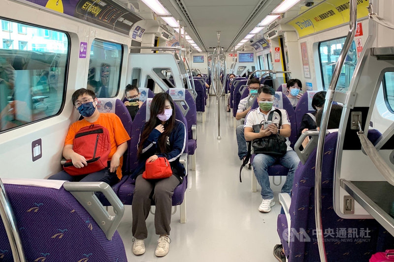 桃園大眾捷運公司表示,隨著中秋假期來臨,預估機捷沿線景點將湧現人潮,呼籲旅客全程配戴口罩、勤洗手、保持社交安全距離,保護自己也保護他人。(桃園大眾捷運公司提供)中央社記者吳睿騏桃園傳真 110年9月14日