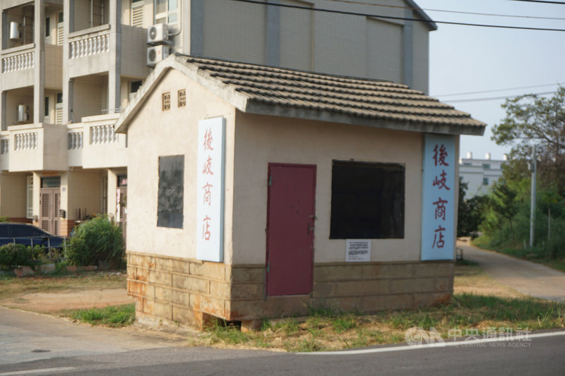 金門縣金寧鄉安岐村瓊安路口有間「後岐商店」,這間小店不賣商品,甚至門窗都是假的。這是金門戰地政務時期偽裝設施,底下是安岐民防坑道,牆的四角都有射口。中央社記者黃慧敏攝 110年9月14日