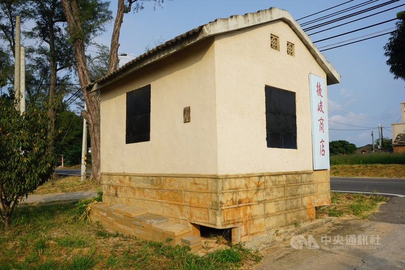 早年金門為強化民防組訓工作,以既有碉堡和防空洞為基礎,建造地下坑道,並用商店、廟宇甚至墳墓作為偽裝,達到欺敵目標。建於民國68年「後岐商店」正是安岐民防坑道口之一。中央社記者黃慧敏攝 110年9月14日