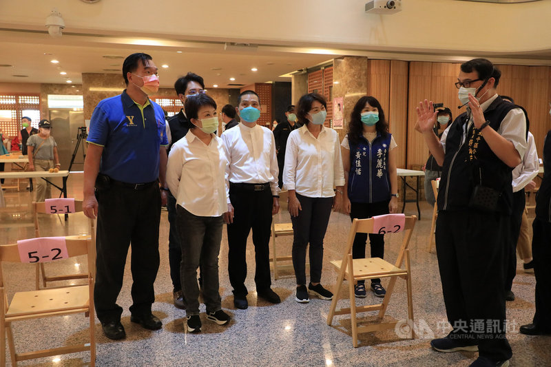 台中市15日起將為65歲以上長輩施打第2劑AZ疫苗,市長盧秀燕(前左2)14日視察「快打站2.0」準備情形,也感謝地方團體齊心抗疫,主動出借場所支援市府,提供安全舒適環境讓長者安心接種。中央社記者郝雪卿攝 110年9月14日