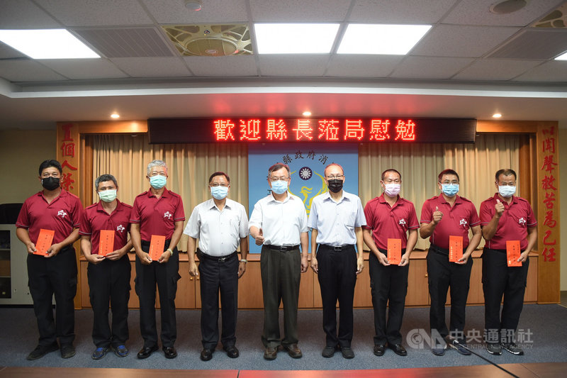 澎湖縣長賴峰偉(中)14日表揚消防局榮獲內政部消防署「全國消防績優救護人員」團體丁組「金質獎」及10名獲個人獎績優消防人員,同時也頒發義消團體工作獎勵金。(澎湖縣政府提供)中央社 110年9月14日