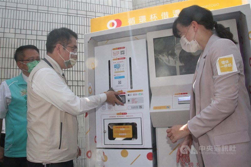 台南市長黃偉哲(前左)14日出席「循環杯自助借還站」機台啟用儀式,並親自操作體驗租借流程,呼籲民眾多利用「以借代買」措施,減少一次性飲料杯用量。中央社記者楊思瑞攝 110年9月14日