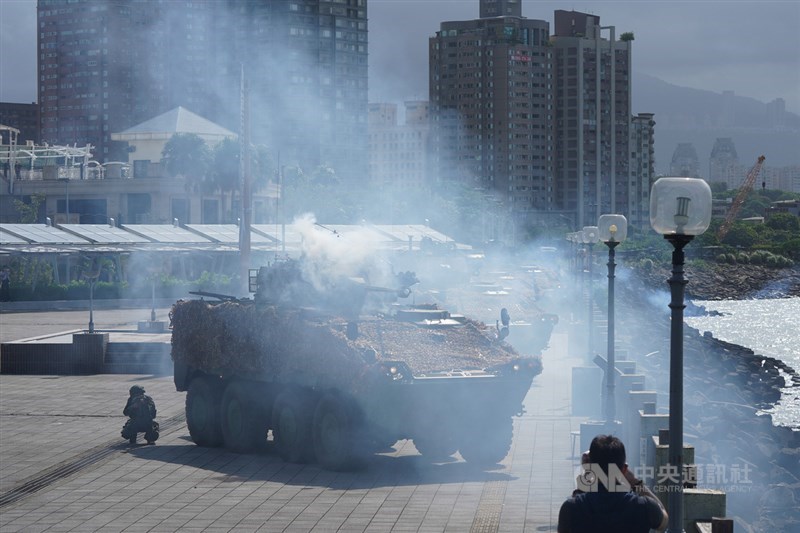 國軍漢光37號實兵演習14日上午在淡水漁人碼頭展開,陸軍六軍團關渡指揮部模擬敵軍自淡水河口進犯,人員抵達戰術位置後,即下車實施戰鬥演練。中央社記者徐肇昌攝 110年9月14日