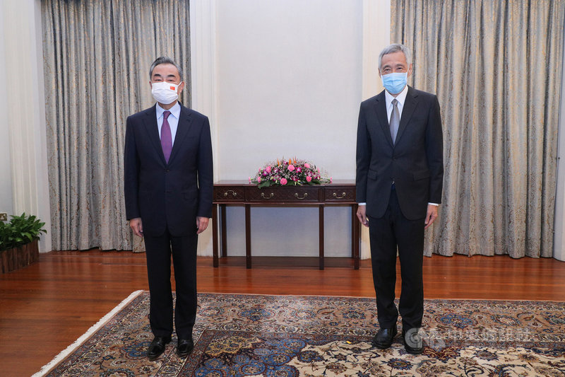 中國外交部長王毅(左)14日於訪問新加坡期間拜會總理李顯龍(右)。(新加坡通訊及新聞部提供)中央社記者侯姿瑩新加坡傳真 110年9月14日
