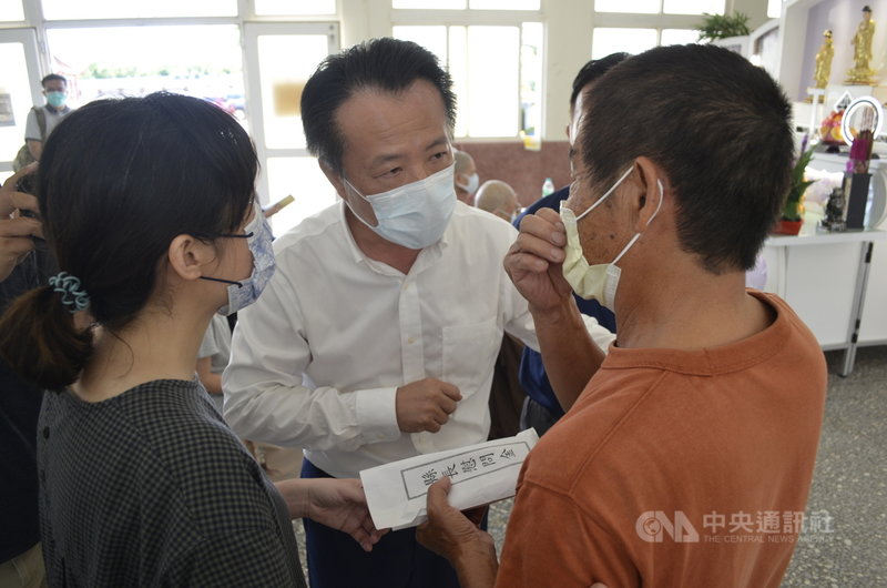 嘉義縣消防局第二大隊新港分隊翁姓男隊員13日潛水訓練時溺水,送醫不治;嘉義縣長翁章梁(中)14日前往朴子殯儀館慰問家屬並贈送慰問金。中央社記者蔡智明攝 110年9月14日