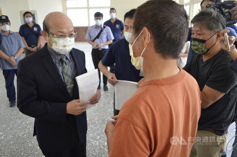 嘉義縣消防局第二大隊新港分隊翁姓男隊員13日潛水訓練時溺水,送醫不治;消防署副署長李永福(前左)14日前往朴子殯儀館弔唁,慰問家屬並贈慰問金。中央社記者蔡智明攝 110年9月14日