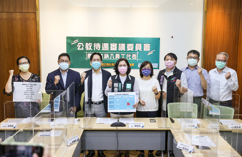 全國教師工會總聯合會與立法院公義社會與勞動政策促進會14日舉行記者會,擔任立法院公義社會與勞動政策促進會會長的民眾黨立委賴香伶(左4)及立委張其祿(左3)、時代力量立委邱顯智(左2)、國民黨立委林奕華(右4)等人都到場支持修法訴求,盼「軍公教員工待遇審議委員會」納入公教代表。中央社記者鄭清元攝 110年9月14日