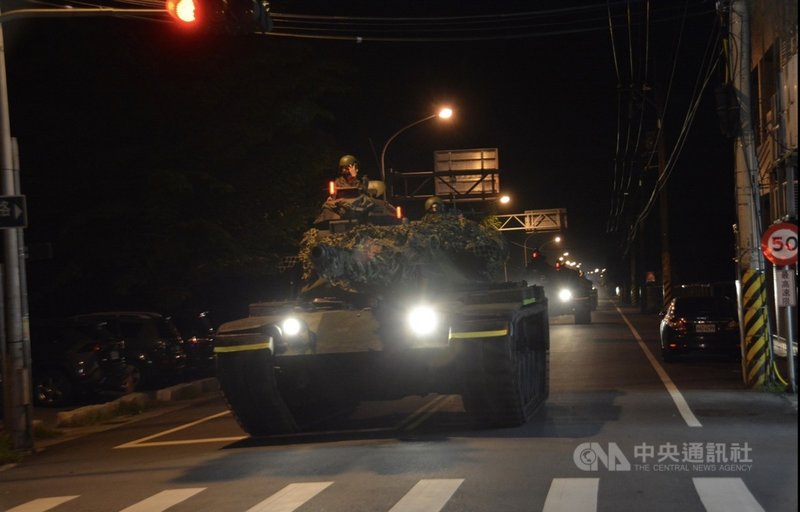 國軍漢光37號實兵演練第二作戰區實施「夜間戰術機動」課目,14日凌晨4時在花蓮縣舉行,官兵駕駛部戰甲車等,利用天色及環境特性,隱蔽車隊動線。中央社記者張祈攝 110年9月14日