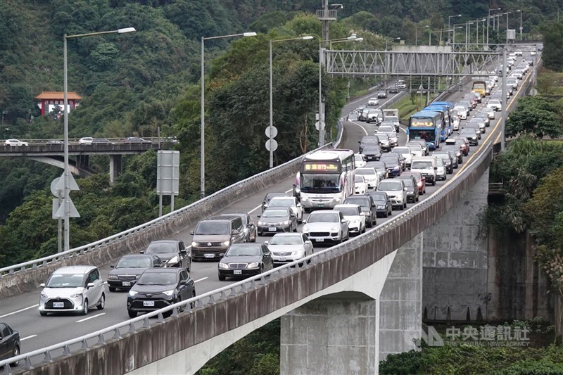 宜蘭縣政府研判,中秋連假當中國道5號北上19、20日可能塞車到深夜。(中央社檔案照片)