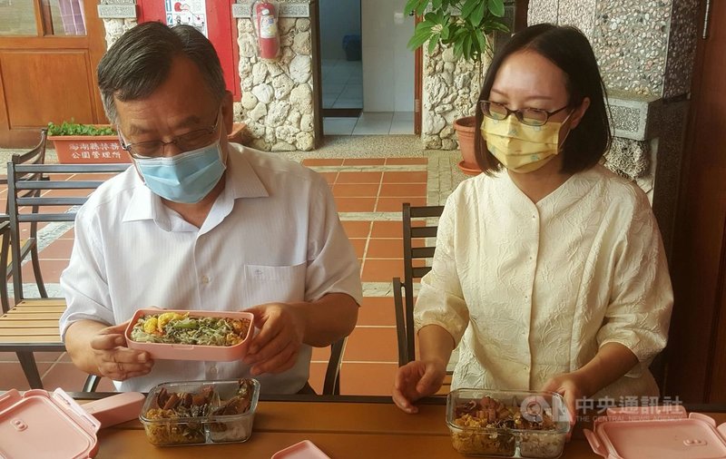 澎湖縣政府14日宣布將推出「戀戀海味澎湖美食假期」系列活動,縣長賴峰偉(左)、旅遊處長陳美齡(右)邀民眾秋冬到澎湖小旅行,品嚐在地傳統美食。中央社 110年9月14日