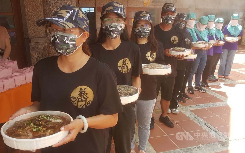 澎湖縣政府旅遊處14日公布「2021戀戀海味澎湖美食假期」系列活動,其中「澎湖故事菜美食小旅行」結合湖西南寮、湖東與龍門等農村社區,推出有冬至餐桌、料理廚房與夕陽晚宴等,提供有在地傳統古早味美食,供遊客體驗細細品味。中央社 110年9月14日