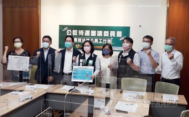 全國教師工會總聯合會與立法院公義社會與勞動政策促進會14日於立法院舉行記者會。民眾黨立委賴香伶(左4)、張其祿(左3)及時力立委邱顯智(左2)、國民黨立委林奕華(右4)等人到場表示支持。中央社記者范正祥攝 110年9月14日