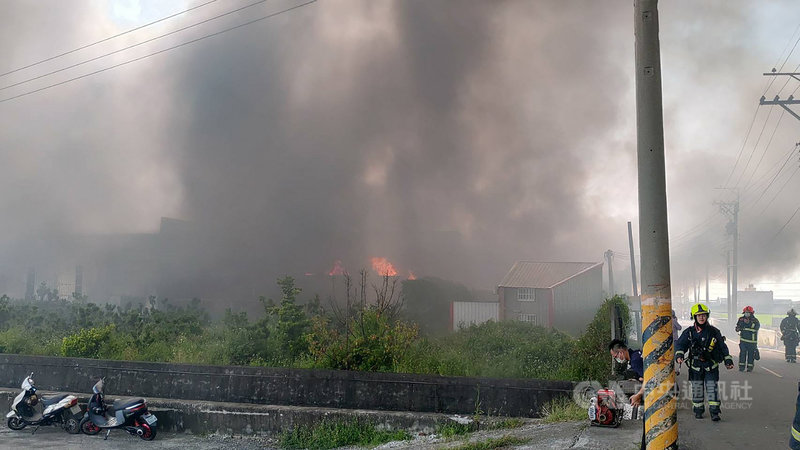 台中市大甲區一處工廠14日發生火警,消防局獲報到場時已全面燃燒,消防人員正搶救並搜尋是否有人員受困。(台中市消防局提供)中央社記者蘇木春傳真 110年9月14日