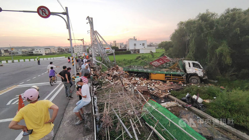 苗栗縣消防局指出,14日傍晚國道1號銅鑼交流道東側引道與新興路口,一輛貨車疑似下交流道至T字路口時失控撞擊機車,2車墜落路旁駁坎,貨車駕駛及女騎士2人均送醫不治。中央社記者管瑞平攝 110年9月14日