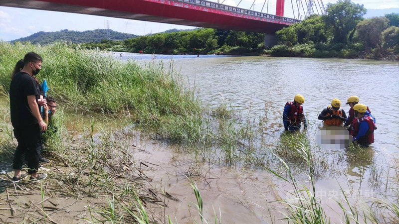 苗栗市57歲彭姓男子12日颱風璨樹過境時到後龍溪垂釣遭溪水沖走,警義消14日在落水點下游約1公里處尋獲彭男,但已死亡。(苗栗縣消防局提供)中央社記者管瑞平傳真 110年9月14日