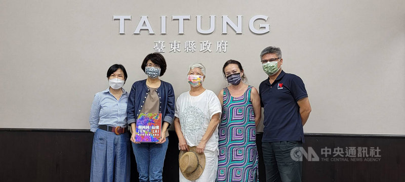 台灣女性藝術協會理事長賴純純(中)等人14日拜會台東縣長饒慶鈴(左2),雙方針對明年女藝會「愛與希望-2022世界女藝匯流藝術祭」交換意見,期待為台東藝文帶來新可能。(台東縣政府提供)中央社記者李先鳳傳真 110年9月14日
