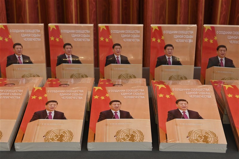 英國「金融時報」首席外交事務專欄作家拉契曼指出,在習近平時代,中國共產黨再度擁抱個人崇拜,習近平正在危害中國。圖為習近平著作俄文版。(中新社)