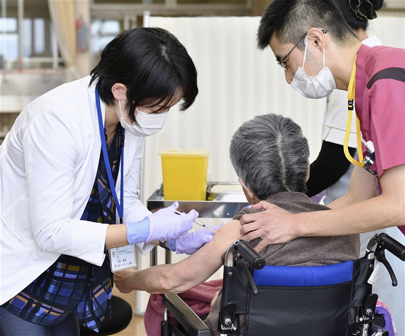根據日本厚生勞動省統計,日本全國百歲以上的高齡人瑞將達到8萬6510人,連續51年創新高。圖為日本長者接種疫苗。(共同社)