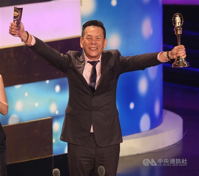 龍劭華出道42年,曾演出逾百部影視作品。圖為龍劭華2013年獲金鐘獎迷你劇集/電視電影男主角獎。(中央社檔案照片)