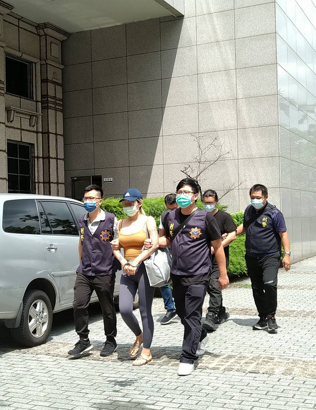 新北市一名25歲潘姓女子(前中)自美國網站購買大麻毒品,再包裝成茶葉罐或餅乾盒貨運來台分裝販售,偕成員以「埋包」方式交貨以躲避查緝,刑事局獲報循線追查,13日拘提潘女和下游買家35歲何姓男子2人到案。(翻攝照片)中央社記者黃麗芸傳真 110年9月14日